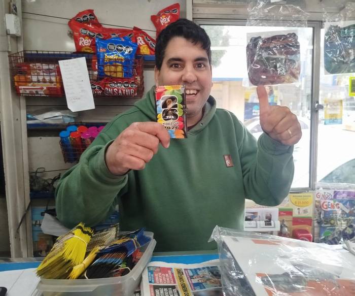 Cliente Legacy Collection abriendo sobres Panini en Buenos Aires
