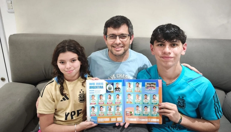 Familia cliente Legacy Collection con álbum Panini en Salta